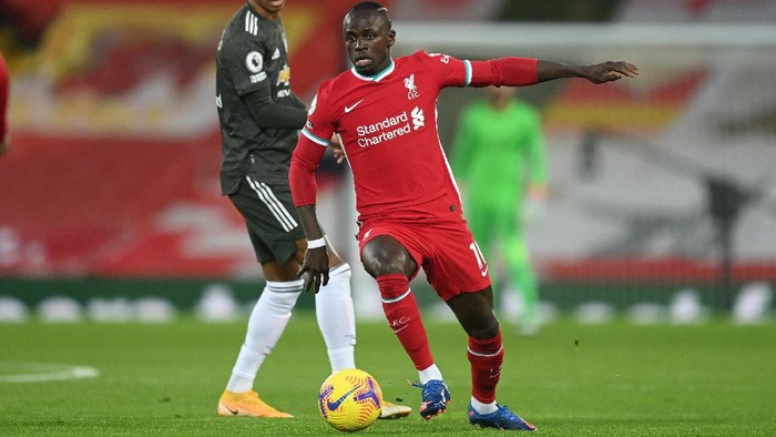 LIVERPOOL, ENGLAND - JANUARY 17: Sadio Mane of Liverpool is watched by Marcus Rashford of Manchester United  during the Premier League match between Liverpool and Manchester United at Anfield on January 17, 2021 in Liverpool, England. Sporting stadiums around England remain under strict restrictions due to the Coronavirus Pandemic as Government social distancing laws prohibit fans inside venues resulting in games being played behind closed doors. (Photo by Michael Regan/Getty Images)