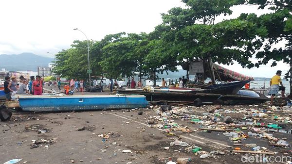 Sampah Berserakan di Kawasan Mega Mas Manado Usai Rob Surut