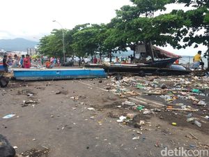 Sampah Berserakan di Kawasan Mega Mas Manado Usai Rob Surut Sampah Berserakan di Kawasan Mega Mas Manado Usai Rob Surut