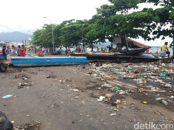 Sampah Berserakan di Kawasan Mega Mas Manado Usai Rob Surut