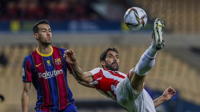 sergio busquets barcelona athletic bilbao piala super spanyol Athletic Bilbaos Raul Garcia, right, kicks the ball next to Barcelonas Sergio Busquets with during the Spanish Supercopa final soccer match between FC Barcelona and Athletic Bilbao at La Cartuja stadium in Seville, Spain, Sunday, Jan. 17, 2021. (AP Photo/Miguel Morenatti)