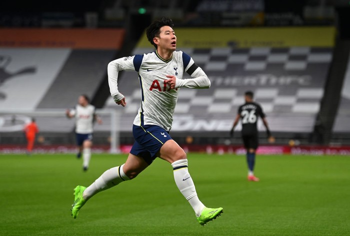 LONDON, ENGLAND - NOVEMBER 21: Heung-Min Son of Tottenham Hotspur celebrates after scoring his teams first goal during the Premier League match between Tottenham Hotspur and Manchester City at Tottenham Hotspur Stadium on November 21, 2020 in London, England. Sporting stadiums around the UK remain under strict restrictions due to the Coronavirus Pandemic as Government social distancing laws prohibit fans inside venues resulting in games being played behind closed doors. (Photo Neil Hall - by Pool/Getty Images)