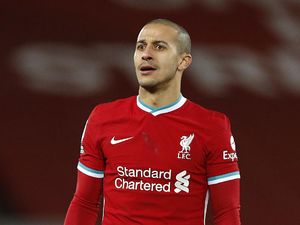 Scholes: Thiago Cocoknya di MU, Bukan Liverpool