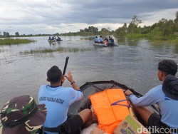 TNI AL Datangi Wilayah Terisolir Banjir di Kalsel, Ada Warga Enggan Ngungsi