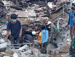 Kisah TNI AL Selamatkan 2 Sekuriti Kantor Gubernur Sulbar Terjepit Reruntuhan