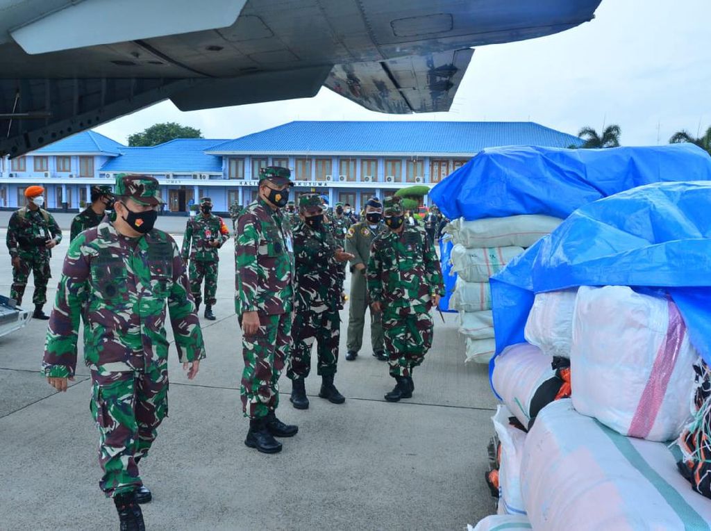 TNI AU Distribusikan 87 Ton Bantuan Logistik ke Sulbar-Kalsel TNI AU Distribusikan 87 Ton Bantuan Logistik ke Sulbar-Kalsel