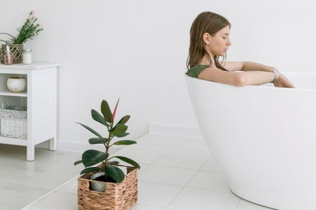 Korea mengenal trik kecantikan ban-shin-yoks atau half bath, yaitu kegiatan merendam separuh tubuh dalam air panas