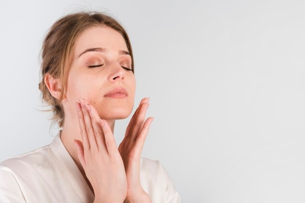 Mengaplikasikan skincare dengan gerakan menepuk lembut dapat membantu memperlancar aliran darah ke wajah