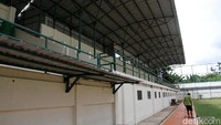 Ada empat petugas yang melakukan perawatan stadion. Mereka bertugas membersihkan areal lapangan dan luar lapangan.