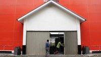 Dua pekerja membuka pintu gerbang utama Stadion Merpati yang terletak di Jalan Gelatik Raya, Pancoran Mas, Depok, Jawa Barat. Stadion sepakbola yang baru saja rampung direnovasi pada Desember lalu itu kini sudah bisa digunakan untuk latihan.