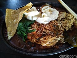 W.H.O : Mie Ayam Hotplate yang Hangat Pedas Sampai Suapan Terakhir