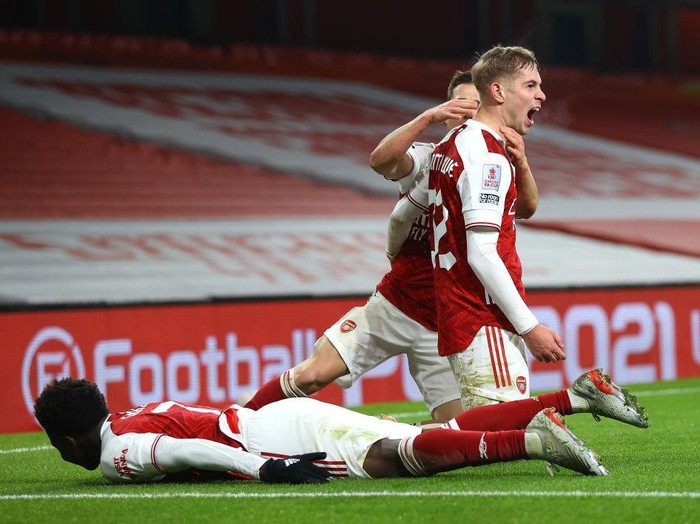 LONDON, ENGLAND - JANUARY 09: Emile Smith Rowe of Arsenal celebrates with teammates (L-R) Bukayo Saka and Cedric Soares after scoring their sides first goal during the FA Cup Third Round match between Arsenal and Newcastle United at Emirates Stadium on January 09, 2021 in London, England. The match will be played without fans, behind closed doors as a Covid-19 precaution. (Photo by Julian Finney/Getty Images)