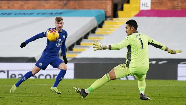LONDON, ENGLAND - JANUARY 16: Timo Werner of Chelsea shoots past Alphonse Areola of Fulham during the Premier League match between Fulham and Chelsea at Craven Cottage on January 16, 2021 in London, England. Sporting stadiums around England remain under strict restrictions due to the Coronavirus Pandemic as Government social distancing laws prohibit fans inside venues resulting in games being played behind closed doors. (Photo by John Walton - Pool/Getty Images)