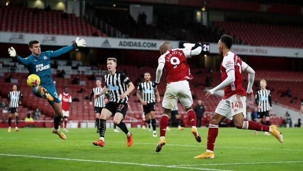 LONDON, ENGLAND - JANUARY 18: Alexandre Lacazette of Arsenal shoots a header which was saved by Karl Darlow of Newcastle United during the Premier League match between Arsenal and Newcastle United at Emirates Stadium on January 18, 2021 in London, England. Sporting stadiums around England remain under strict restrictions due to the Coronavirus Pandemic as Government social distancing laws prohibit fans inside venues resulting in games being played behind closed doors. (Photo by Catherine Ivill/Getty Images)