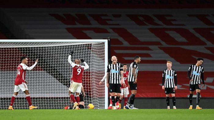 1297098978 LONDON, ENGLAND - JANUARY 18: Pierre-Emerick Aubameyang of Arsenal (L) celebrates with teammate Alexandre Lacazette after scoring their teams third goal during the Premier League match between Arsenal and Newcastle United at Emirates Stadium on January 18, 2021 in London, England. Sporting stadiums around England remain under strict restrictions due to the Coronavirus Pandemic as Government social distancing laws prohibit fans inside venues resulting in games being played behind closed doors. (Photo by Shaun Botterill/Getty Images)