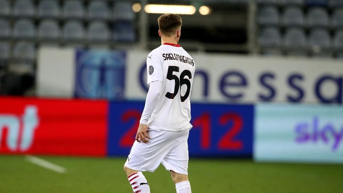 CAGLIARI, ITALY - JANUARY 18: Alexis Saelemaekers of Milan is sent off during the Serie A match between Cagliari Calcio and AC Milan at Sardegna Arena on January 18, 2021 in Cagliari, Italy. (Photo by Enrico Locci/Getty Images)