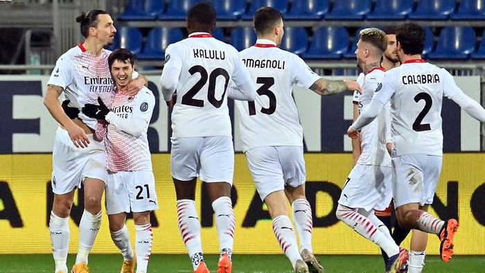 CAGLIARI, ITALY - JANUARY 18: Zlatan Ibrahimovic of Milan celebrates his goal 0-2  during the Serie A match between Cagliari Calcio and AC Milan at Sardegna Arena on January 18, 2021 in Cagliari, Italy. (Photo by Enrico Locci/Getty Images)