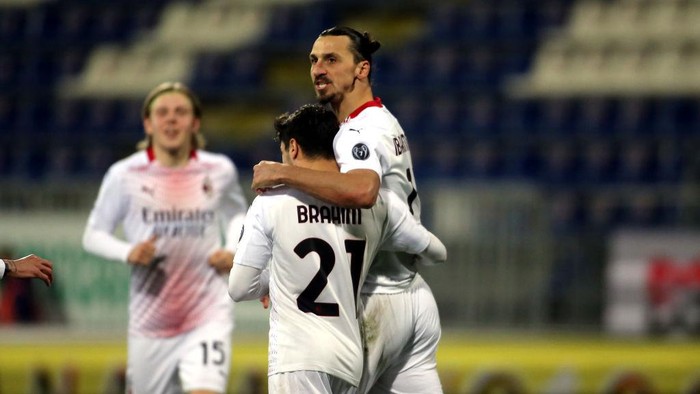 CAGLIARI, ITALY - JANUARY 18:  Zlatan Ibrahimovic of Milan celebrates his goal to make it 0-2 during the Serie A match between Cagliari Calcio and AC Milan at Sardegna Arena on January 18, 2021 in Cagliari, Italy. (Photo by Enrico Locci/Getty Images)
