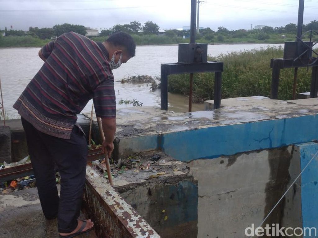 Tragis! 2 Mayat Bayi Terbungkus Kain Nyangkut di Saluran Pompa Semarang Tragis! 2 Mayat Bayi Terbungkus Kain Nyangkut di Saluran Pompa Semarang