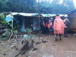 Lumpur Sisa Banjir Bandang di Gunung Mas Mulai Dibersihkan