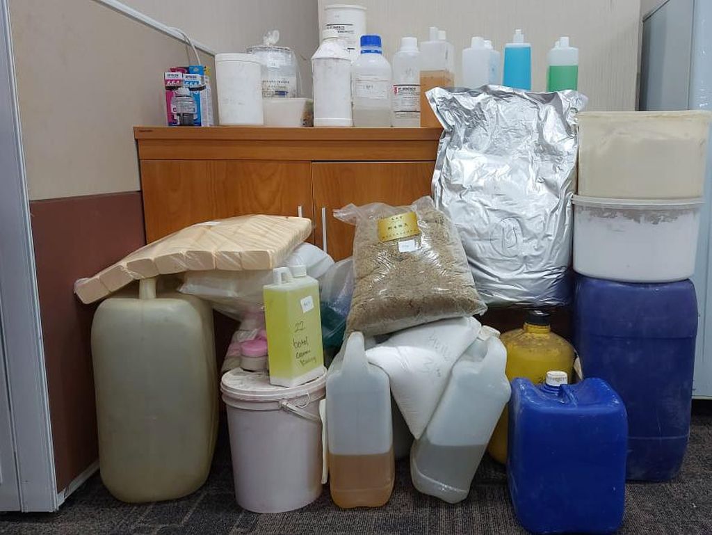 Produsen Kosmetik Ilegal di Jakut Ditangkap, Omzet Bulanan Capai Rp 400 Juta Produsen Kosmetik Ilegal di Jakut Ditangkap, Omzet Bulanan Capai Rp 400 Juta