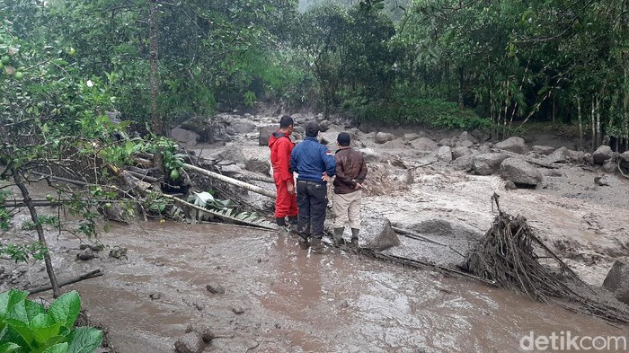 Banjir bandang melanda kawasan Kabupaten Bogor. Rumah-rumah rusak dan mengakibatkan sejumlah warga mengungsi ke tempat yang lebih aman. Berikut potretnya.