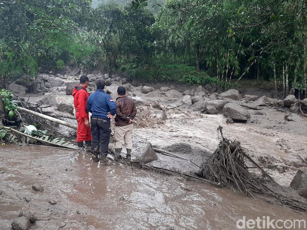 Detik-detik Dahsyatnya Banjir Bandang Terjang Gunung Mas Puncak