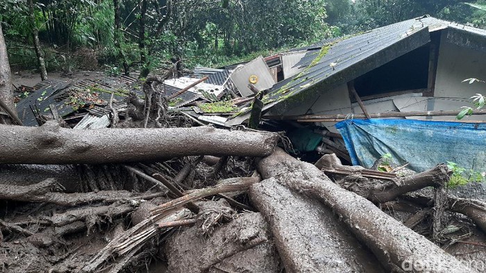 Banjir bandang melanda kawasan Kabupaten Bogor. Rumah-rumah rusak dan mengakibatkan sejumlah warga mengungsi ke tempat yang lebih aman. Berikut potretnya.