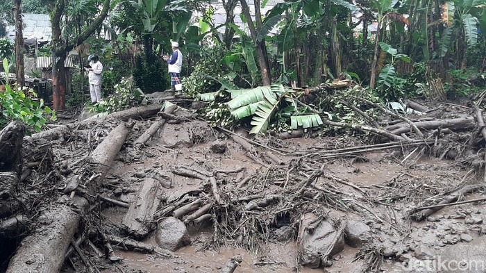 Banjir bandang melanda kawasan Kabupaten Bogor. Rumah-rumah rusak dan mengakibatkan sejumlah warga mengungsi ke tempat yang lebih aman. Berikut potretnya.