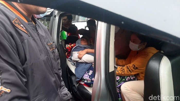 Banjir bandang melanda kawasan Kabupaten Bogor. Rumah-rumah rusak dan mengakibatkan sejumlah warga mengungsi ke tempat yang lebih aman. Berikut potretnya.