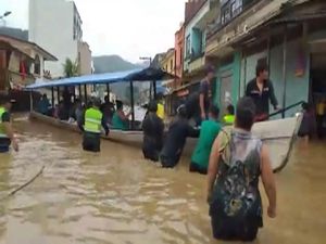 Jalanan di Bolivia Berubah Jadi Sungai Dadakan Jalanan di Bolivia Berubah Jadi Sungai Dadakan