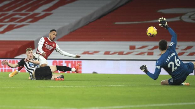 Arsenal's Pierre-Emerick Aubameyang scores his side's opening goal during the English Premier League soccer match between Arsenal and Newcastle United at Emirates Stadium in London, England, Monday, Jan.18, 2021. (Adam Davy/Pool via AP)