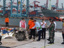 Momen Jokowi Lihat Langsung Serpihan Sriwijaya Air di Posko Evakuasi
