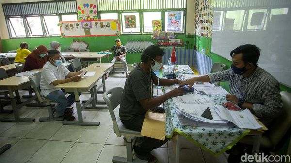 Bukan Ambil Rapot, Warga Ini Datang ke Sekolah Jemput Bansos Tunai