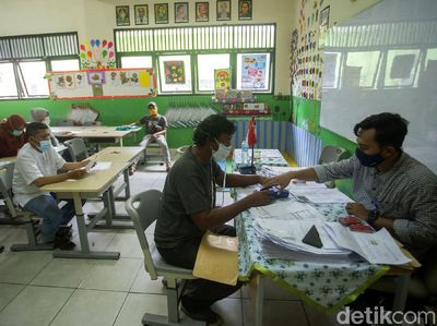 Bukan Ambil Rapot, Warga Ini Datang ke Sekolah Jemput Bansos Tunai