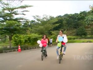 Celebrity on Vacation: Main Sepeda dan Menikmati Bukit Pelangi Celebrity on Vacation: Main Sepeda dan Menikmati Bukit Pelangi