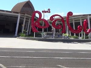 Kristen Gray Ajak WNA ke Bali, Imigrasi: WNA Masih Dilarang ke RI Kristen Gray Ajak WNA ke Bali, Imigrasi: WNA Masih Dilarang ke RI