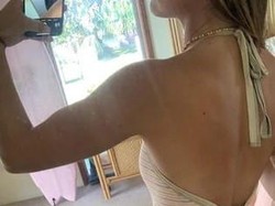 Pakaian Dianggap Terlalu Seksi, Perempuan Ini Jadi Bahan Ledekan Kru Pesawat