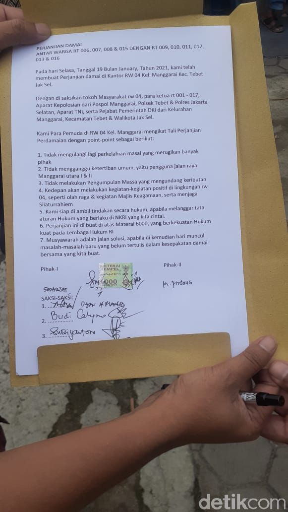 Deklarasi Perjanjian Damai warga Manggarai, janji tidak tawuran lagi. (Afzal Nur Iman/detikcom)