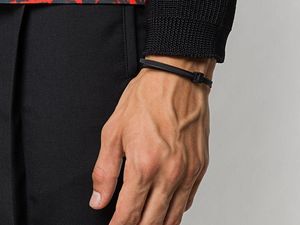 Viral Gelang Mirip Ikatan Kabel Rp 8 Juta per Buah, Ini Istimewanya Viral Gelang Mirip Ikatan Kabel Rp 8 Juta per Buah, Ini Istimewanya