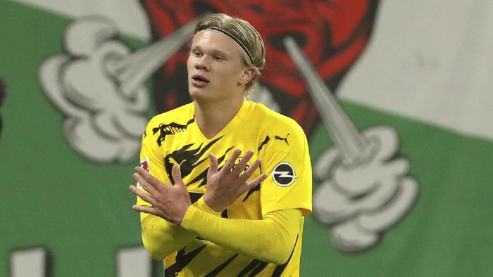 Dortmunds Erling Haaland celebrates after scoring his sides third goal during the German Bundesliga soccer match between RB Leipzig and Borussia Dortmund in Leipzig, Germany, Saturday, Jan. 9, 2021. (AP Photo/Michael Sohn)