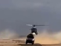 Waduh! Detik-detik Helikopter Terbang Rendah Senggol Truk Rusia