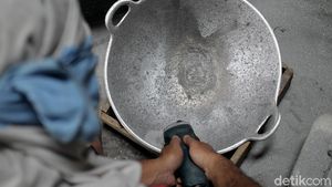 Industri Pembuatan Wajan Tradisional Masih Eksis di Masa Pandemi