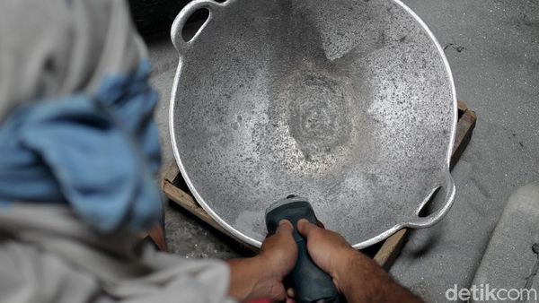 Industri Pembuatan Wajan Tradisional Masih Eksis di Masa Pandemi