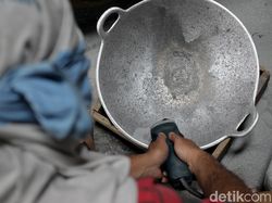 Industri Pembuatan Wajan Tradisional Masih Eksis di Masa Pandemi Industri Pembuatan Wajan Tradisional Masih Eksis di Masa Pandemi