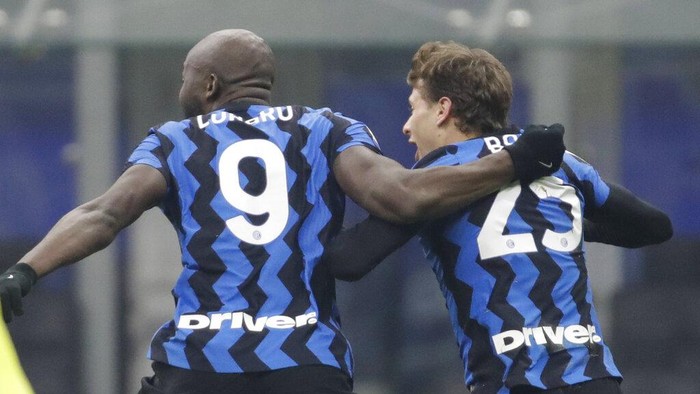 Inter Milans Nicolo Barella, right, celebrates after scoring his sides second goal during a Serie A soccer match between Inter Milan and Juventus at the San Siro stadium in Milan, Italy, Sunday, Jan. 17, 2021. (AP Photo/Luca Bruno)
