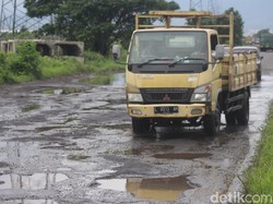 Pengendara Keluhkan Jalan Arteri Porong Sidoarjo yang Rusak Parah