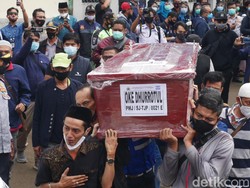 Isak Tangis Keluarga Sambut Kedatangan Jenazah Pramugari SJ182 Oke Dhurrotul