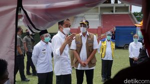 Momen Jokowi Sapa-Bagi Makanan ke Pengungsi Gempa di Mamuju