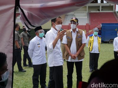 Momen Jokowi Sapa-Bagi Makanan ke Pengungsi Gempa di Mamuju